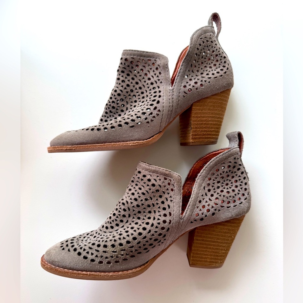 Jeffrey Campbell Rosalee bootie sz 7.5 Taupe suede, gently worn